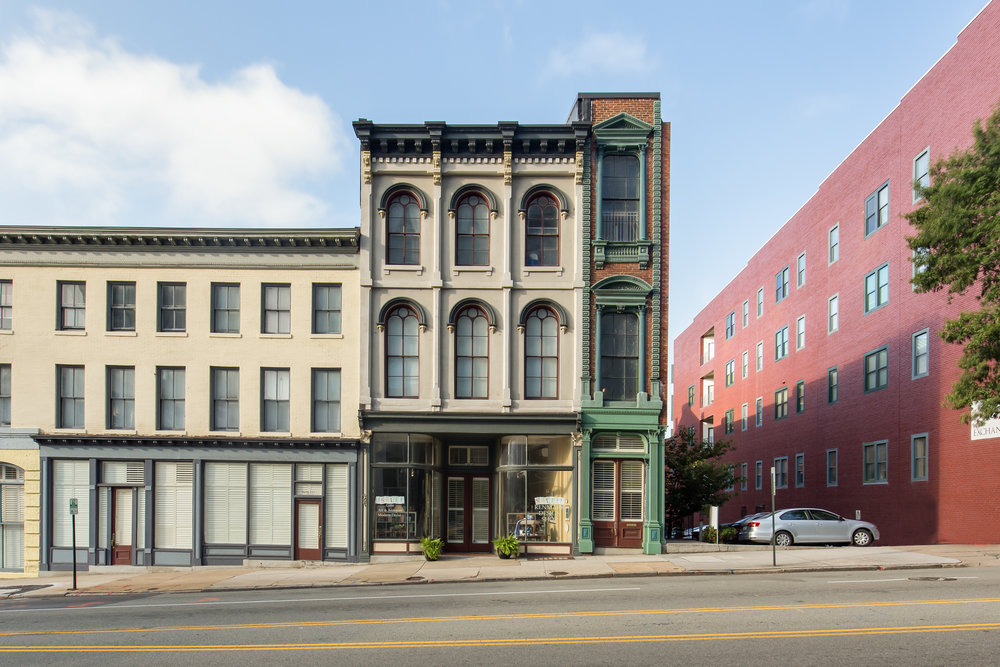 Establishing shot of the skinniest building in Richmond during the day.